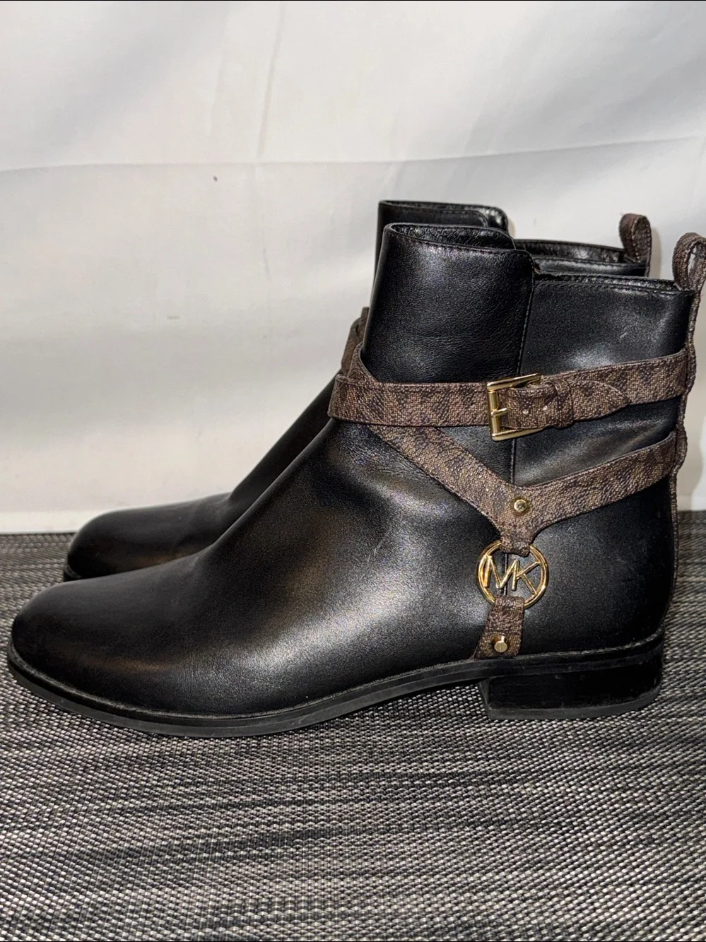 Michael Kors Black/Brown w/Gold Logo Chelsea Booties Sz 7